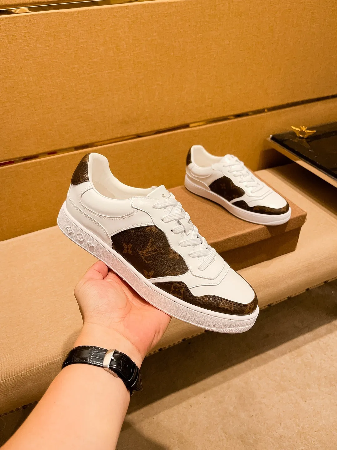 Men's shoes💰 400💰[LV]🔥Louis Vuitton, high-end men's shoes brand, official website 1:1 latest masterpiece: the upper is made of Italian imported first-layer cowhide with a comfortable and breathable lining➕original non-slip and wear-resistant outsole🔥, making walking more convenient and comfortable! An exclusive new model, a stunning work, a beautiful 1:1 replica [color] compared to the official quality! Create a fashionable personality to set off your uniqueness! A must-have for trendy men! Classic🔥Size: 38-44 Color: 🔥Multiple colors available🔥